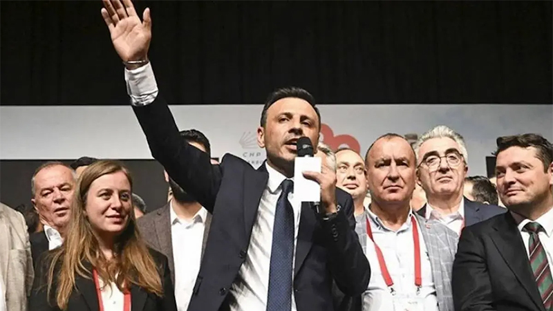 chp istanbul il kongresi mahkemenin durdurma talebine karsin yapiliyor ozgur celik kursude bir tarafta kayyimlar var bir tarafta delegelerin iradesiyle secilmisler var lD7g9g7y