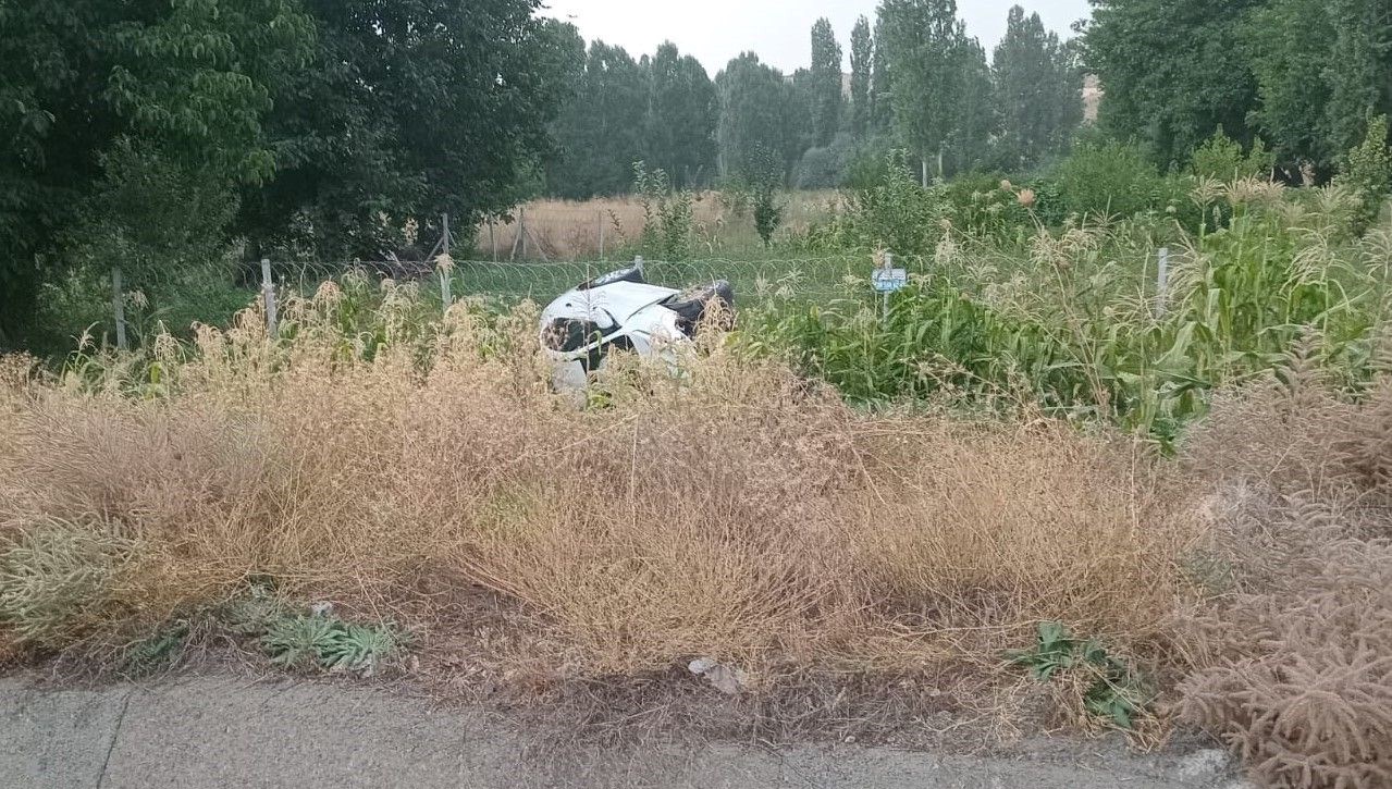 otomobil misir ekili araziye devrildi 2 yarali DNzd5Uzr