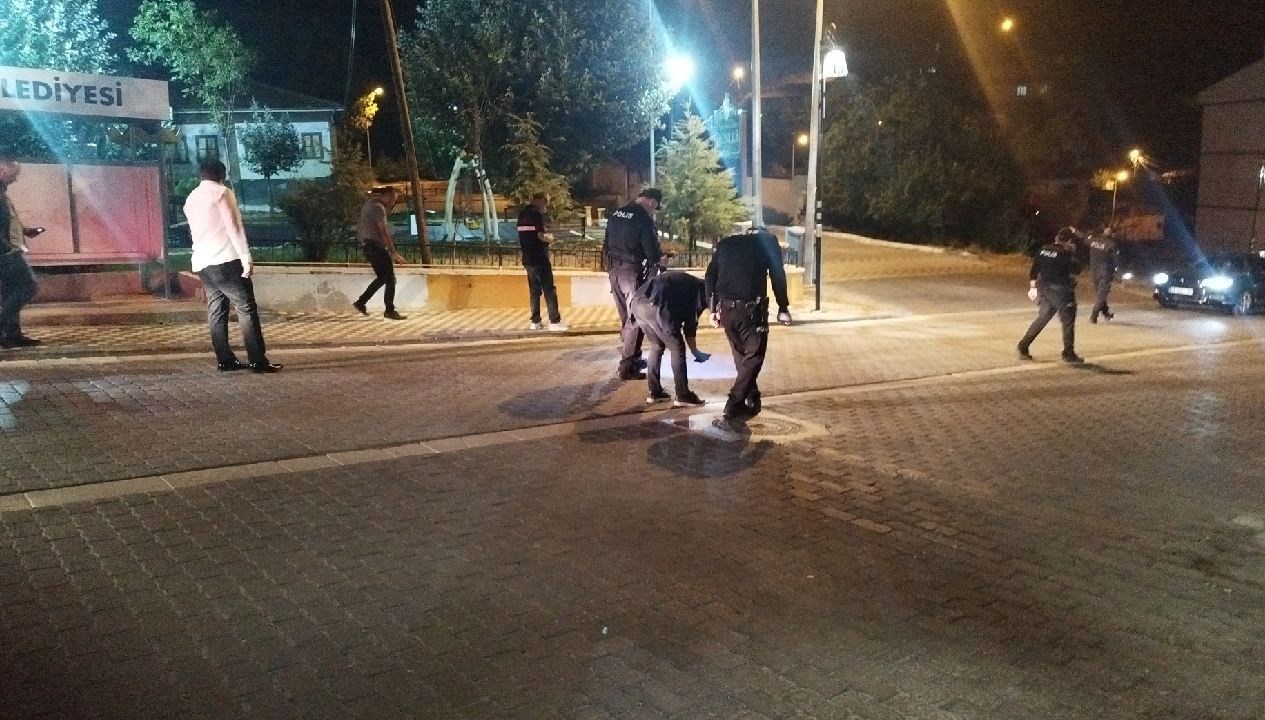 tokatta yururken sirtina isabet eden mermi ile agir yaralandi sLzRSjcm