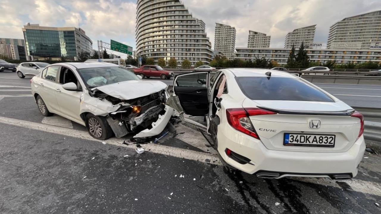 bagcilar tem otoyolunda kaza 4 yarali 1N4ZHNKN