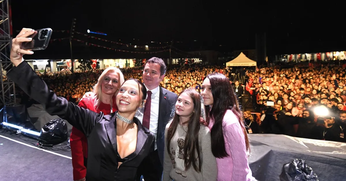 bursa osmangazide cumhuriyet coskusu zirvede zeynep bastik sarkilariyla isitti p6Xn9UWk.webp
