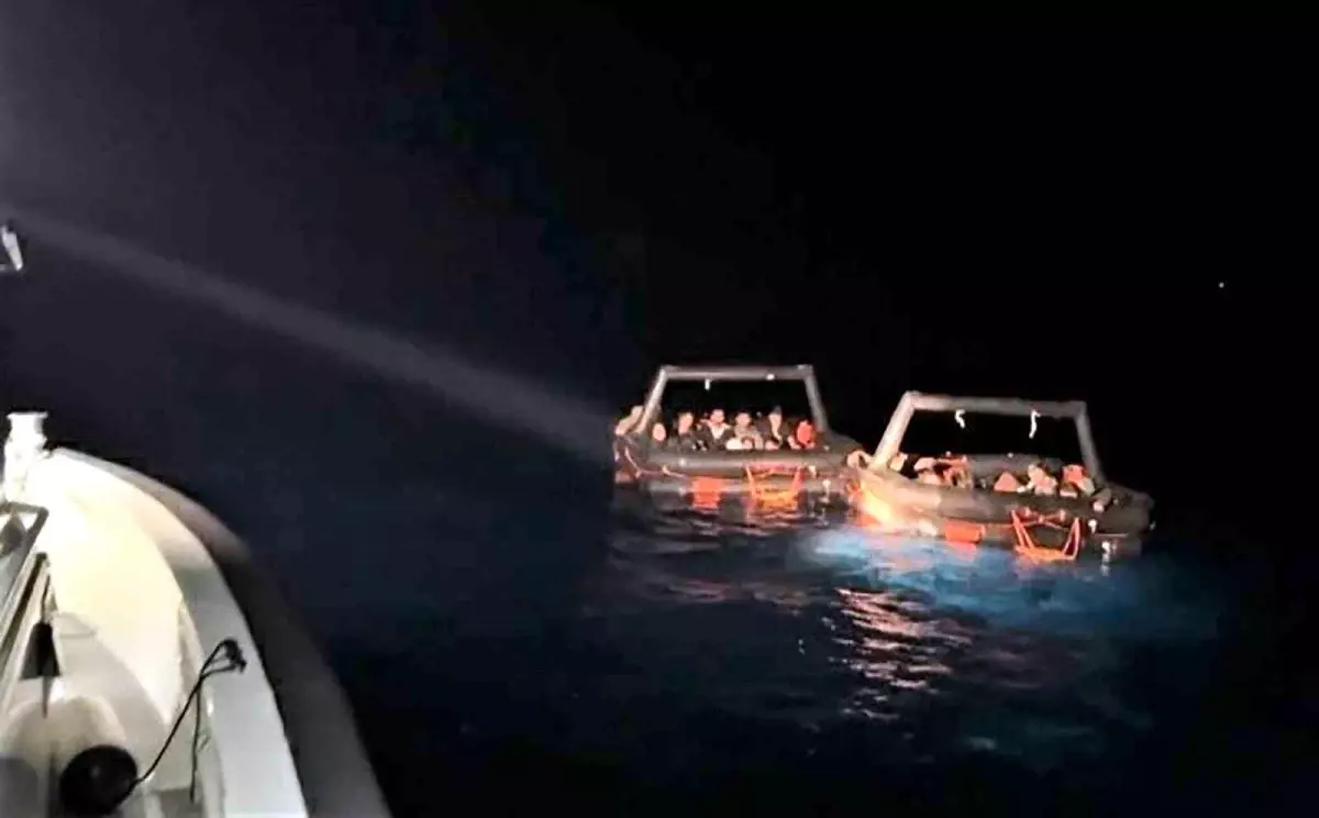 datca aciklarinda 32 gocmen kurtarildi tJJLVavB.jpg