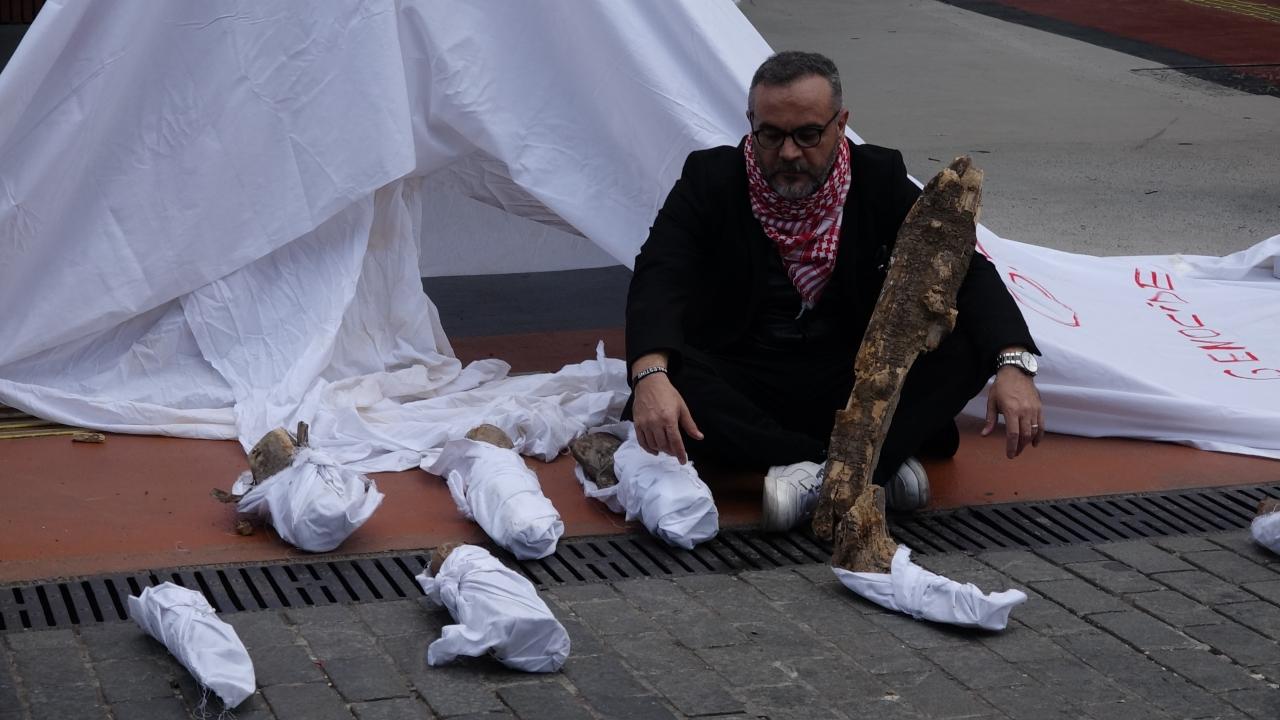 gazzede olen bebeklere dikkat cekmek icin kefenli eylem yapti EQkh2p8F