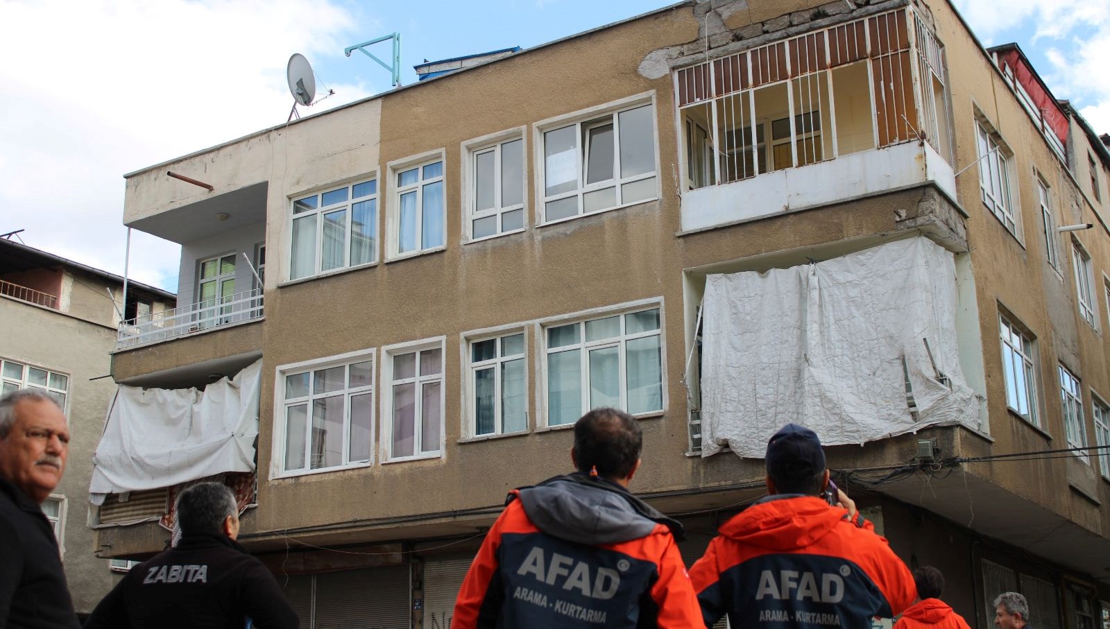 kayseride 3 katli bina yikilma tehlikesi nedeniyle bosaltildi cIiAuk89.jpg