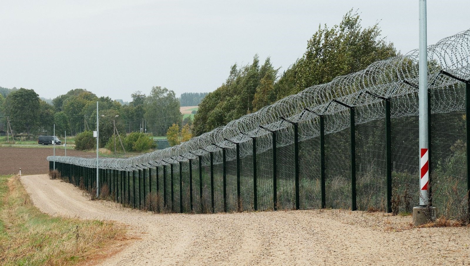 sinirda silahli rus askerleri goruldu estonya yolu kapatti jj9KvfkV.jpg