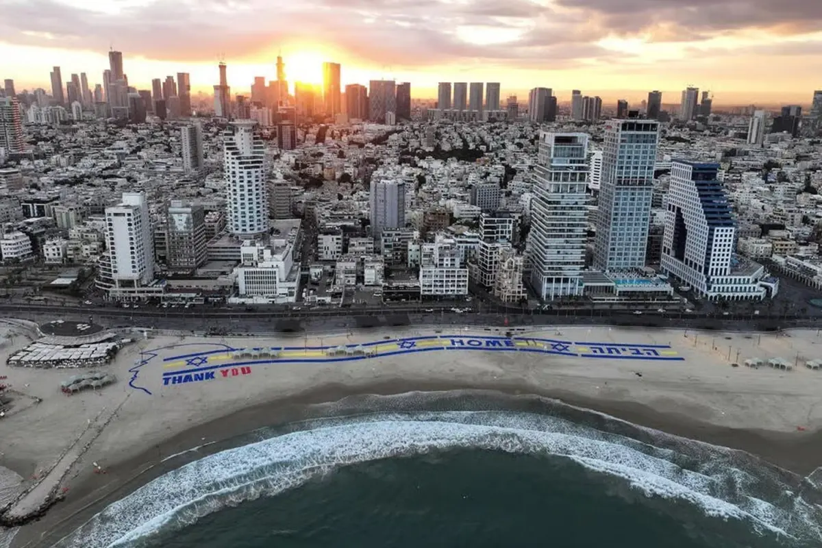 trumpa israilde surpriz karsilama plaja dev tesekkurler pankarti asildi 8n8LGqri.jpg