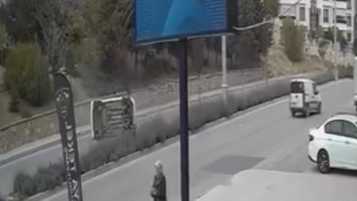 elazigda kontrolden cikan arac yan yatti Fx4Rha5r.jpg