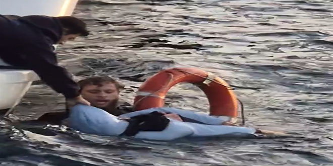 istanbul bogazinda insanlik dersi vapurdan dusen turisti baska bir turist kurtadirdi elJhO92F.jpg