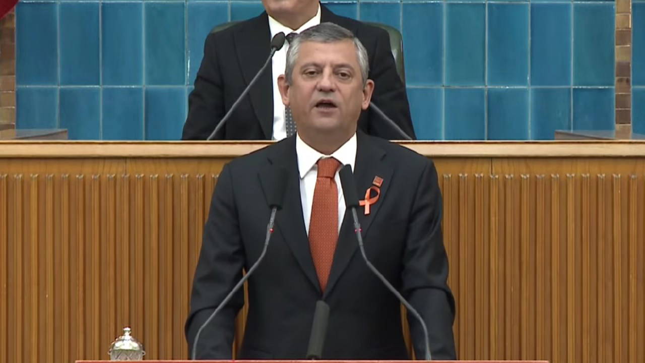 ozgur ozel grup toplantisinda konusuyor F8XXy9N6.jpg