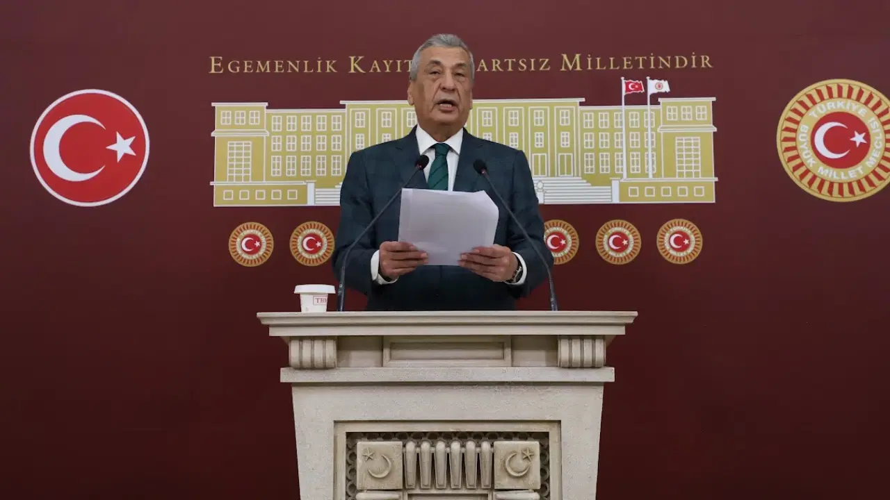 CHP’li Öztürkmen’den Bakan Tekin’e İstifa Çağrısı: “Okullar Tehlikede, Yusuf Tekin Tarikatlarla Meşgul”