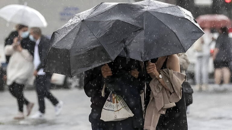 icisleri-bakanligindan-sari-kodlu-uyari-sel-su-baskini-heyelan-ve-yildirim-dusmesi-g85Cnm9c